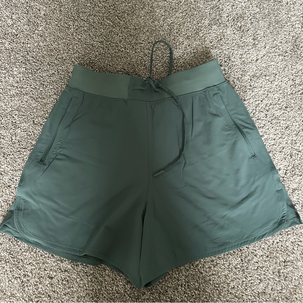 Lululemon license to train short